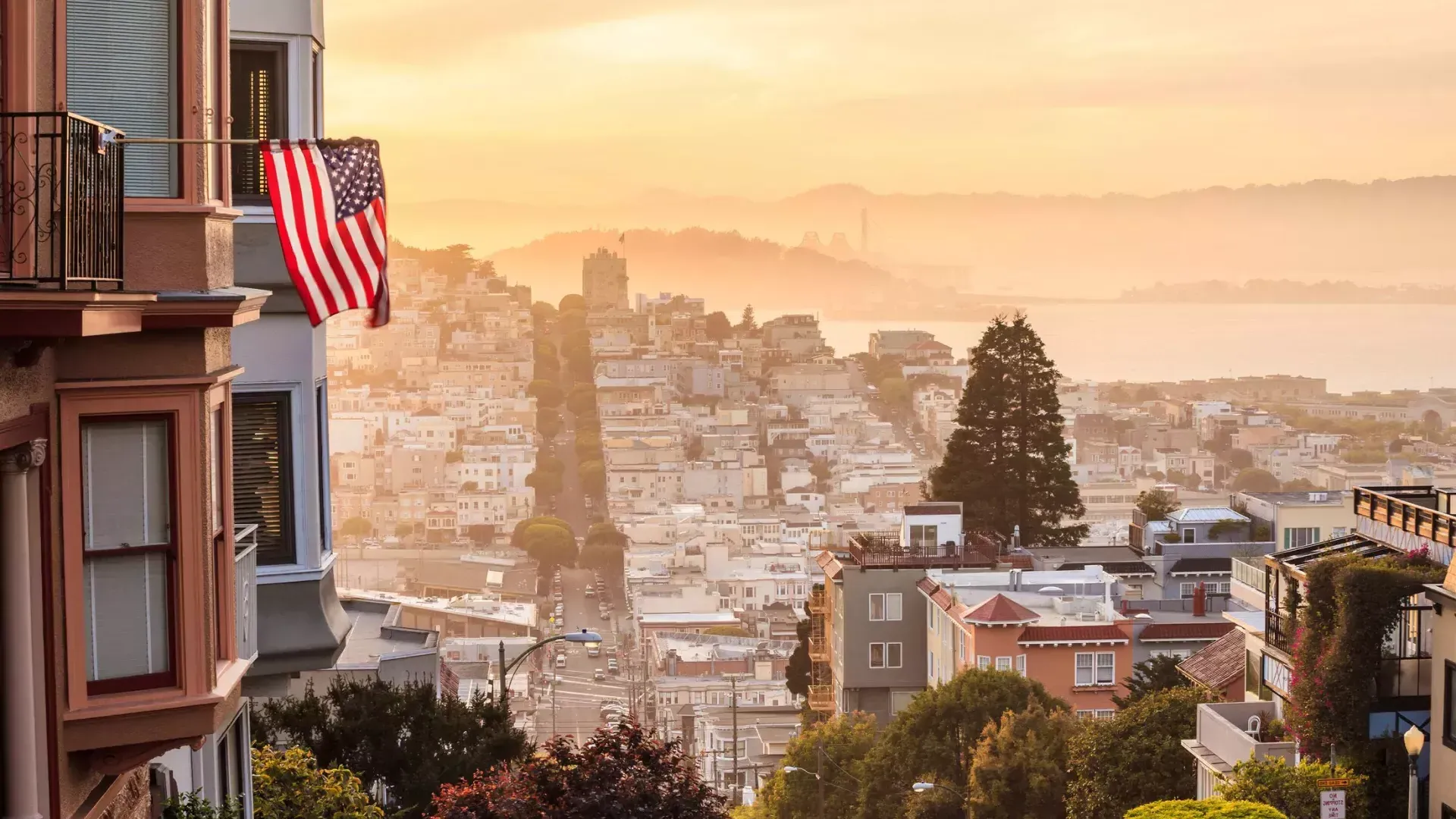 Vista de 贝博体彩app do topo de uma colina, 和 uma bandeira americana tremulando em primeiro plano.