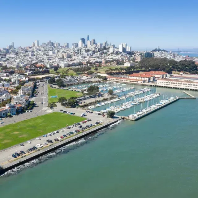 Aérea de Fort Mason com o horizonte de São Francisco à distância.